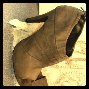 Nine West nude neutral tan peep toe booties